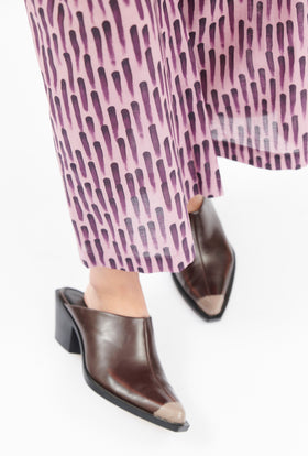 Vertikal Brushstrokes Hose, Amethyst from ODEEH 