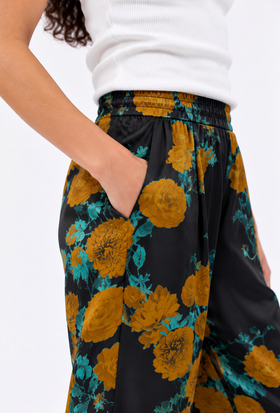 CHINE CARNATIONS Hose, Ocker from ODEEH 
